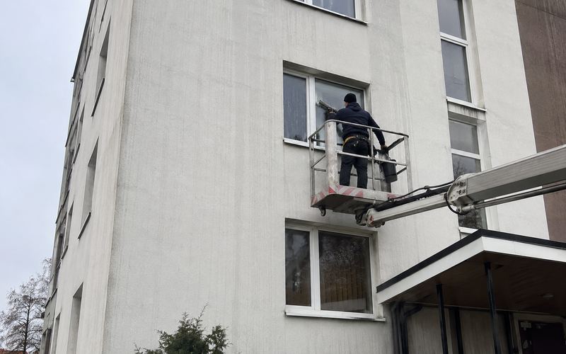 Logu tīrīšana augstos stāvos Rīgā